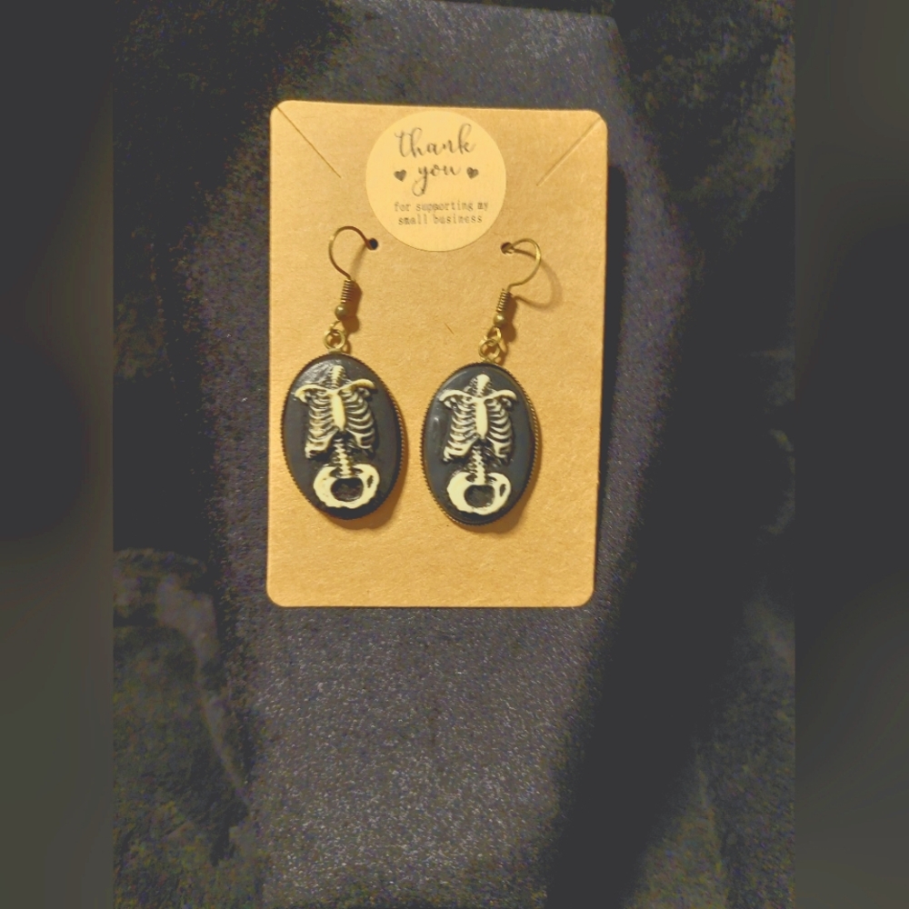 Handcrafted midsection bone earrings - Picture 3 of 4